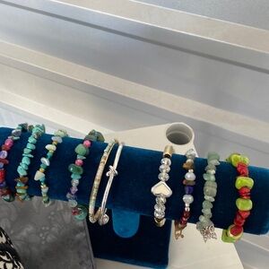 Lot. Ten bracelets